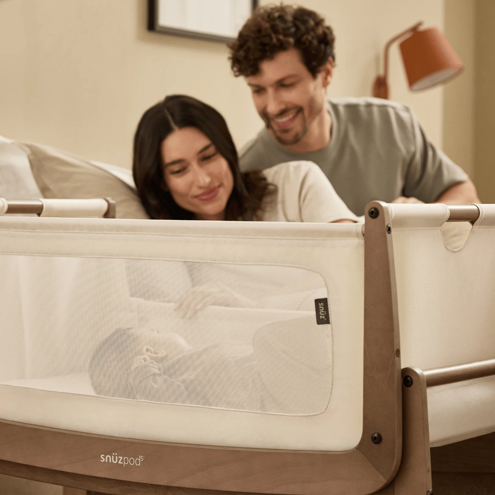 SnuzPod5 Bedside Crib Walnut - Image 2